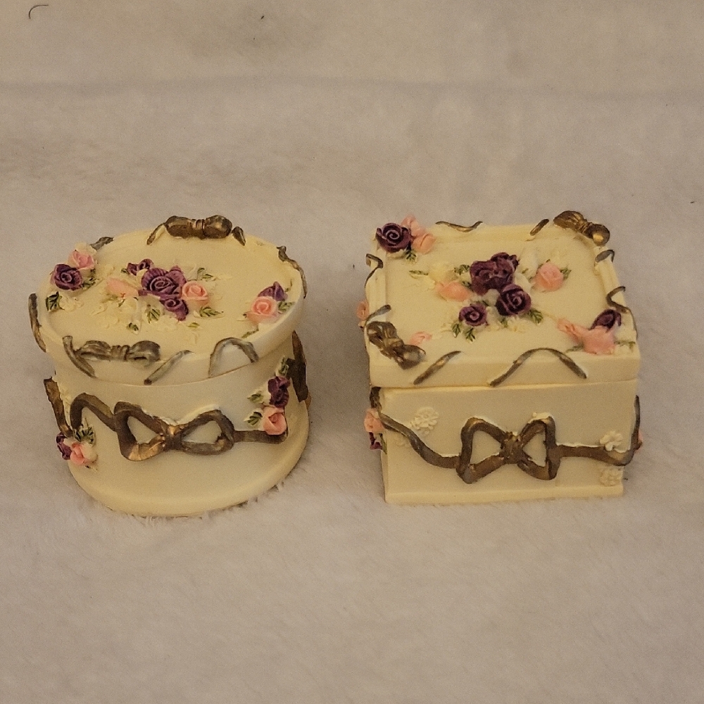 Ceramic Trinket Boxes With Elevated Roses And Bows.